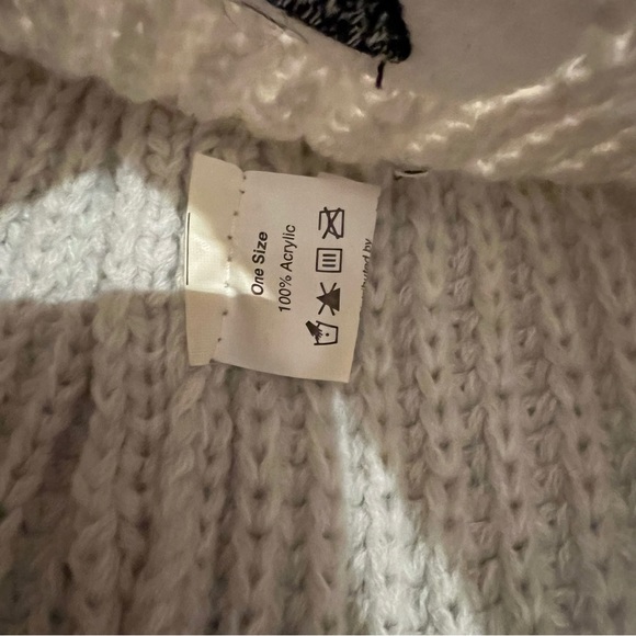 Pom Blushing Bear Hat - Picture 5 of 7